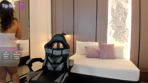 L I L L Y online show from February 5, 1:05 pm