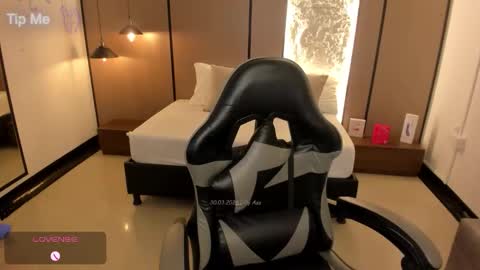 L I L L Y online show from March 30, 2:18 pm