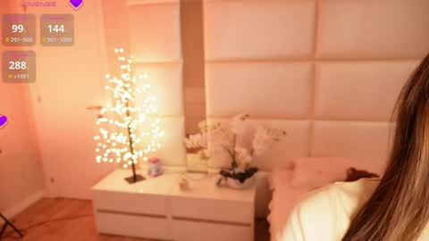 Lilly Colins online show from May 7, 8:03 pm