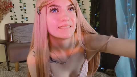 Snapshot of lilly_cooperr534616 chatting on December 8, 7:37 am Lilly online show from December 8, 7:37 am