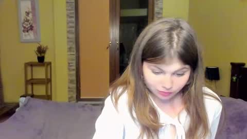 Snapshot of lilly_jess chatting on October 21, 5:46 pm Lilly online show from October 21, 5:46 pm