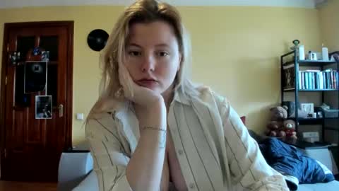 Snapshot of lillydepp chatting on April 11, 9:35 am Lilly Depp online show from April 11, 9:35 am