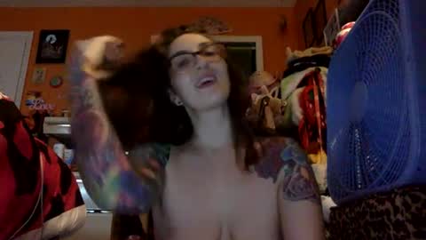 Snapshot of lillylushabae chatting on September 13, 11:04 pm hi guys im back on here 3 online show from September 13, 11:04 pm