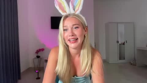 Snapshot of lillyyfaithh chatting on April 3, 6:00 am lilly online show from April 3, 6:00 am