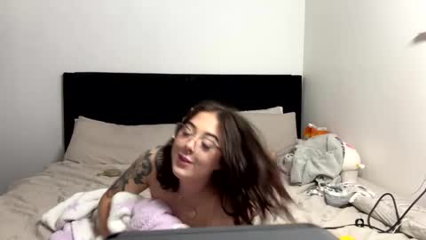 Snapshot of liloshroxy chatting on February 24, 5:22 am Roxy online show from February 24, 5:22 am