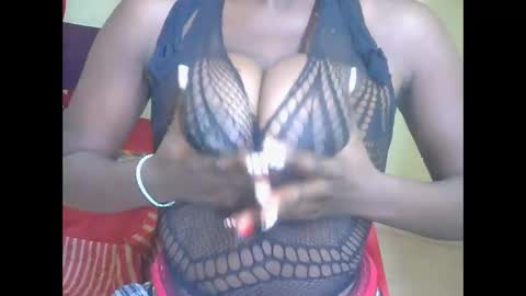 Snapshot of lilshawrie chatting on December 28, 3:47 am lilshawrie online show from December 28, 3:47 am