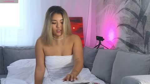 Snapshot of lily_foster_ chatting on December 12, 7:30 am Lily online show from December 12, 7:30 am