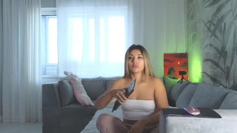 Snapshot of lily_foster_ chatting on February 7, 7:40 am Lily online show from February 7, 7:40 am