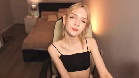 Snapshot of lily_moony chatting on March 7, 12:40 am Lily online show from March 7, 12:40 am