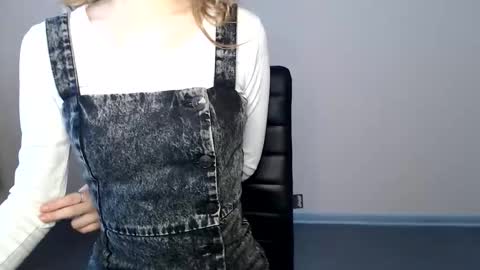 small lily online show from March 10, 1:16 pm