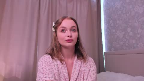 lilycoliins online show from July 11, 10:40 am