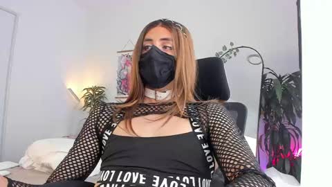 Lily Reina online show from May 13, 7:11 pm
