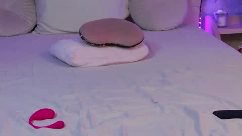 Snapshot of lilyrose_ chatting on December 14, 8:02 am online show from December 14, 8:02 am