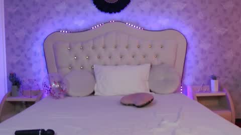 Snapshot of lilyrose_ chatting on February 10, 7:36 am online show from February 10, 7:36 am