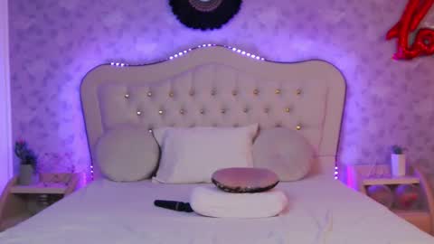 Snapshot of lilyrose_ chatting on February 15, 7:27 am online show from February 15, 7:27 am