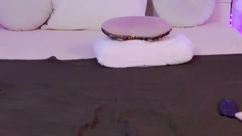 Snapshot of lilyrose_ chatting on February 18, 7:32 am online show from February 18, 7:32 am