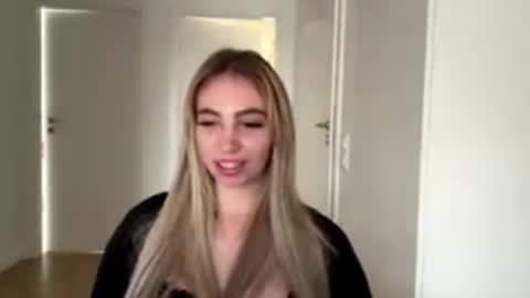 Lily online show from June 10, 5:01 pm