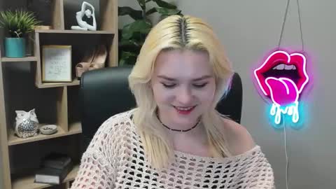 Lily online show from March 3, 7:25 am