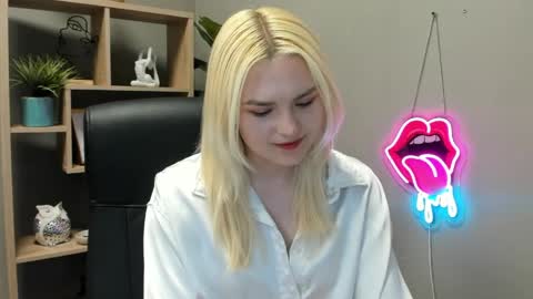Lily online show from May 19, 1:39 pm