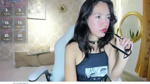 lilythea_ online show from May 1, 9:30 pm