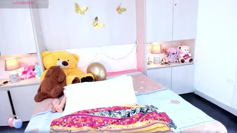 lilywhitee1 online show from March 29, 4:34 am