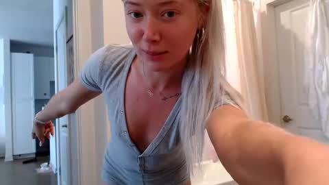 Snapshot of lilyyymonroee chatting on October 12, 7:02 pm Lily Monroe online show from October 12, 7:02 pm