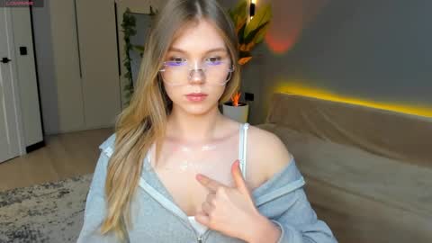 Lina online show from April 3, 1:20 pm