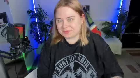Snapshot of lina_linx chatting on February 25, 7:14 pm lina_linx online show from February 25, 7:14 pm