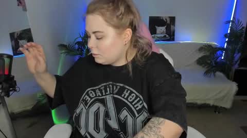 Snapshot of lina_linx chatting on March 7, 6:33 pm lina_linx online show from March 7, 6:33 pm