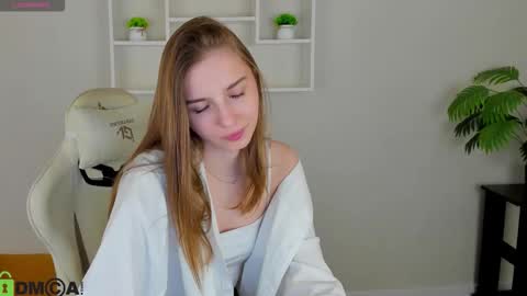 Snapshot of lina_reeds chatting on October 15, 1:17 am LINA online show from October 15, 1:17 am