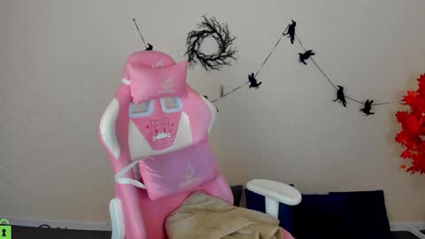 Snapshot of lina_reeds chatting on November 10, 1:04 am LINA online show from November 10, 1:04 am