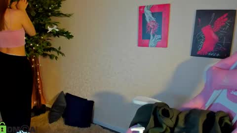 Snapshot of lina_reeds chatting on December 17, 1:11 am LINA online show from December 17, 1:11 am