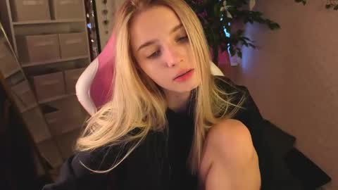 Snapshot of lina_reeds chatting on March 30, 1:06 am LINA online show from March 30, 1:06 am