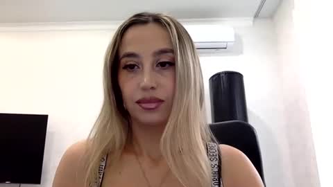 Snapshot of linavora chatting on November 24, 12:27 pm linavora online show from November 24, 12:27 pm