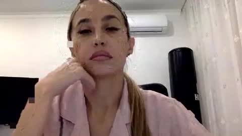 Snapshot of linavora chatting on December 4, 1:53 pm linavora online show from December 4, 1:53 pm