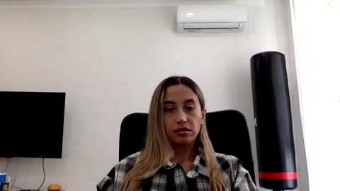 Snapshot of linavora chatting on February 4, 12:00 pm linavora online show from February 4, 12:00 pm