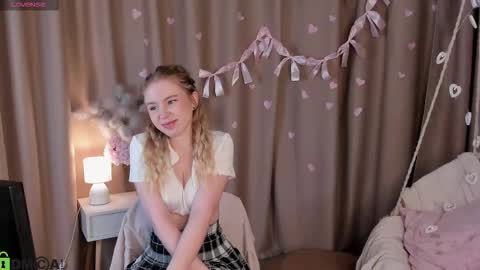 Snapshot of linda__bloom chatting on February 16, 1:24 am Lin online show from February 16, 1:24 am