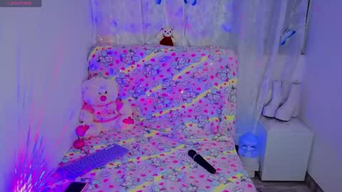 Snapshot of linda_bellucci374516 chatting on April 17, 5:10 am Linda online show from April 17, 5:10 am