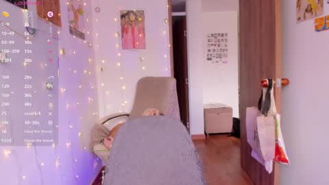 Giggles  online show from September 18, 2:19 pm