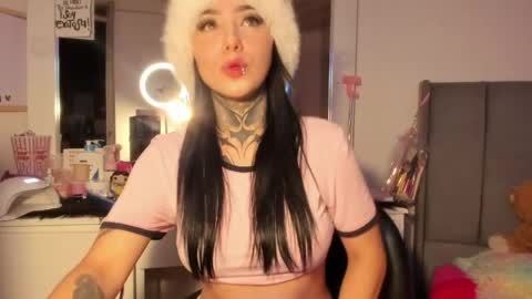 Snapshot of linda_milleer_ chatting on April 15, 9:05 am Lindaa maria online show from April 15, 9:05 am