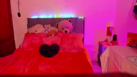 Snapshot of lindaa_miller chatting on December 9, 3:29 am linda miller online show from December 9, 3:29 am