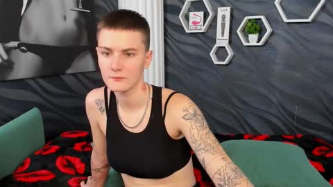 Snapshot of lindabryantt chatting on February 24, 1:42 pm lindabryantt online show from February 24, 1:42 pm