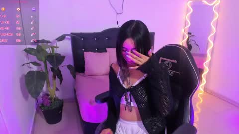 Snapshot of lindsay_tay chatting on April 18, 3:54 am Linda online show from April 18, 3:54 am
