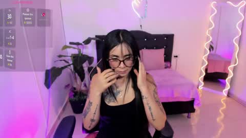 Snapshot of lindsay_tay chatting on May 18, 3:35 am Linda online show from May 18, 3:35 am