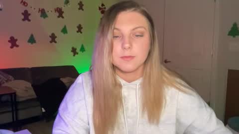 Snapshot of lindseyluxe chatting on December 14, 1:22 am Lindseyluxe online show from December 14, 1:22 am