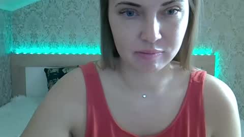 Snapshot of lindsisecret chatting on December 4, 10:13 am Anna online show from December 4, 10:13 am