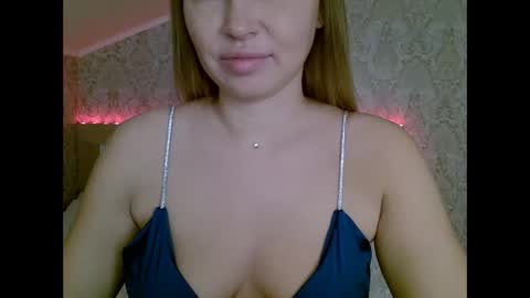 Snapshot of lindsisecret chatting on December 30, 10:32 am Anna online show from December 30, 10:32 am