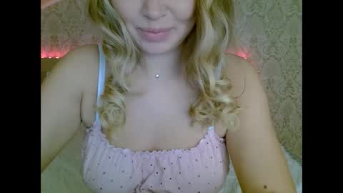 Snapshot of lindsisecret chatting on January 1, 10:00 am Anna online show from January 1, 10:00 am