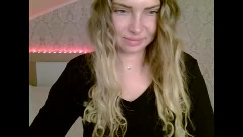 Snapshot of lindsisecret chatting on January 3, 3:55 pm Anna online show from January 3, 3:55 pm