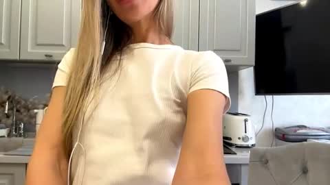 Snapshot of lindsyzinda chatting on February 4, 9:37 am Rita online show from February 4, 9:37 am